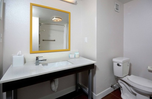 Clinton Hotel | Discover Hampton Inn & Suites Clinton with Pool & Breakfast