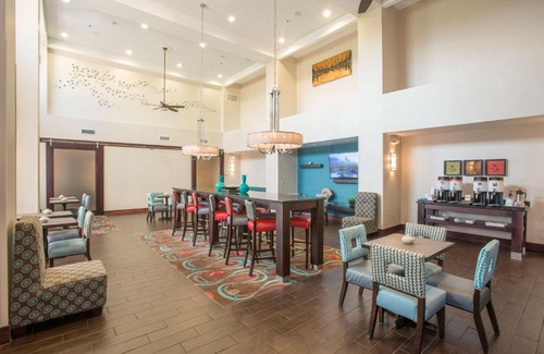 Englewood Hotel | Convenient Hampton Inn & Suites Dayton-Airport with Pool