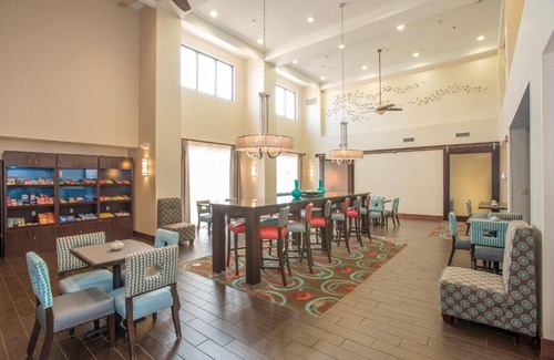 Englewood Hotel | Convenient Hampton Inn & Suites Dayton-Airport with Pool