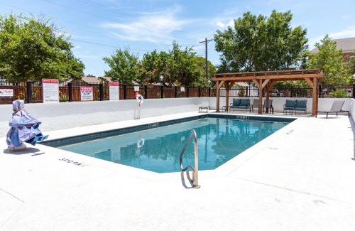 Denton Hotel | Inviting Hampton Inn & Suites Denton with Pool Access