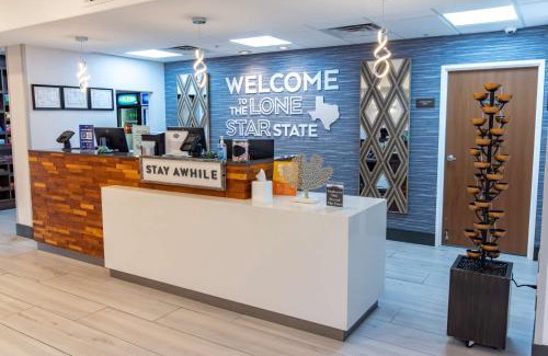 Denton Hotel | Inviting Hampton Inn & Suites Denton with Pool Access