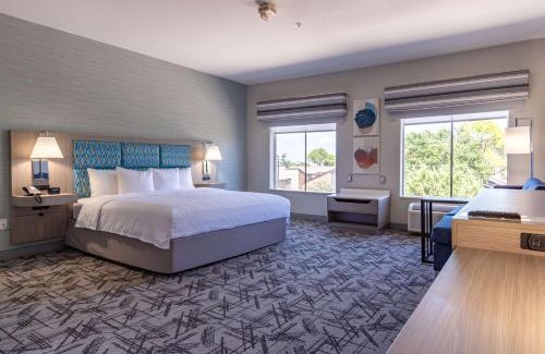 Denton Hotel | Inviting Hampton Inn & Suites Denton with Pool Access