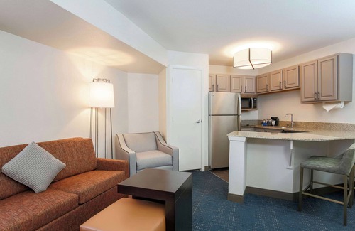 Hampden South Hotel | Relax at Hampton Inn & Suites Denver Tech Center with Pool