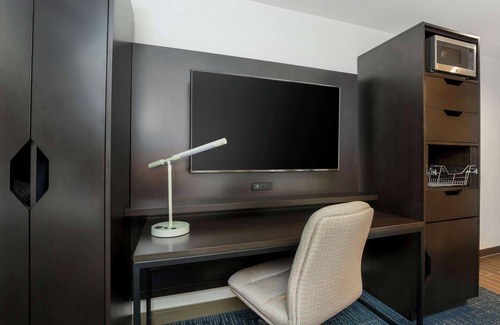 Hampden South Hotel | Relax at Hampton Inn & Suites Denver Tech Center with Pool