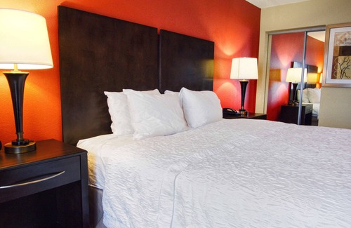 Elk City Hotel | Inviting Hampton Inn & Suites Elk City with Pool and Dining