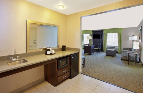 Elyria Hotel | Discover Comfort at Hampton Inn & Suites Elyria with Pool
