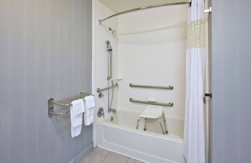 Elyria Hotel | Discover Comfort at Hampton Inn & Suites Elyria with Pool