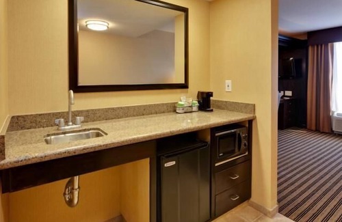 Herndon Hotel | Inviting Hampton Inn & Suites Fresno-Northwest with Pool