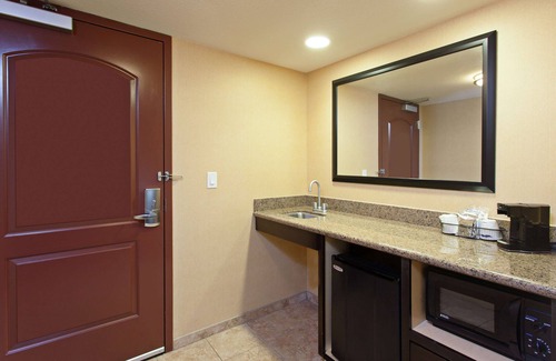 Herndon Hotel | Inviting Hampton Inn & Suites Fresno-Northwest with Pool