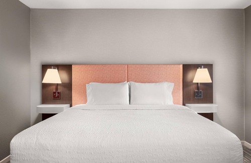 Raisin Hotel | Enjoy Family-Friendly Amenities at Hampton Inn & Suites Fresno