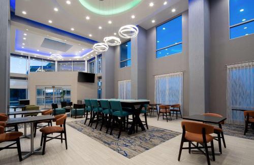 Gilroy Hotel | Guest Rated 9.1: Hampton Inn & Suites Gilroy Awaits