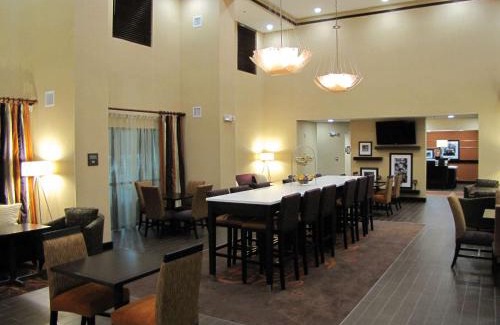 Jamestown Hotel | Pet-Friendly Hampton Inn & Suites Jamestown with Pool Access