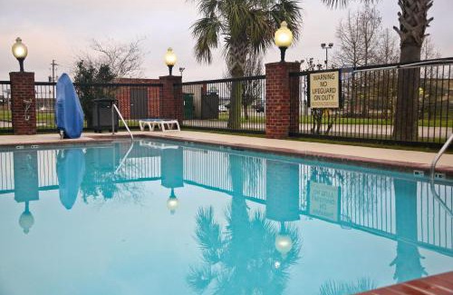 Jennings Hotel | Discover Hampton Inn & Suites Jennings: Oceanfront Retreat