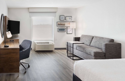 Lanett Hotel | Top-Rated Hampton Inn & Suites with Pool and Breakfast