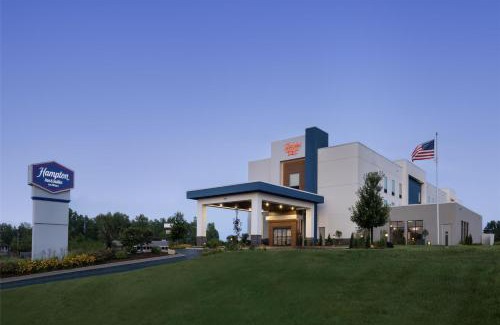 Quad Cities Hotel | Pet-Friendly Retreat Near Quad City International Airport