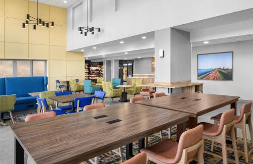 Quad Cities Hotel | Pet-Friendly Retreat Near Quad City International Airport