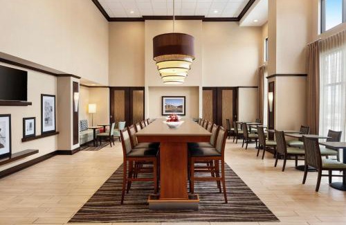 Salunga Hotel | Pet-Friendly Hampton Inn & Suites with Pool and Hot Tub