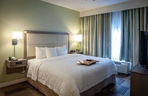 Elmwood Hotel | Top-Rated Hampton Inn & Suites in New Orleans with Pool