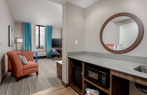 Orange Beach Hotel | Relaxing Hampton Inn & Suites on Gulf Front with Pool