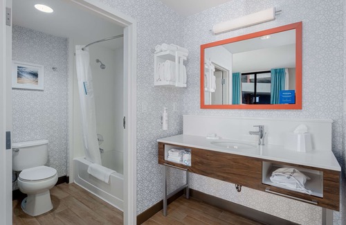 Orange Beach Hotel | Relaxing Hampton Inn & Suites on Gulf Front with Pool