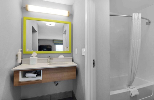 Ferry Pass Hotel | Guest Rated 8.8: Hampton Inn & Suites Pensacola I-10 N