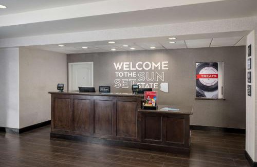 Deer Valley Hotel | Cozy Hampton Inn & Suites Phoenix North with Pool & Breakfast
