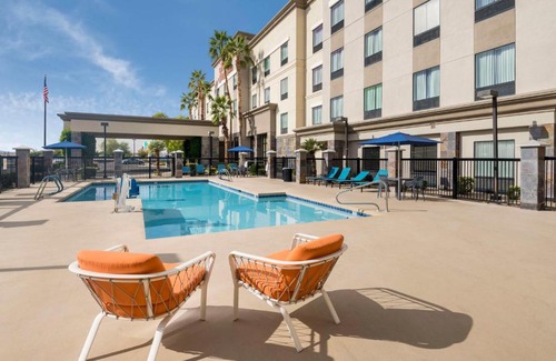 Deer Valley Hotel | Cozy Hampton Inn & Suites Phoenix North with Pool & Breakfast