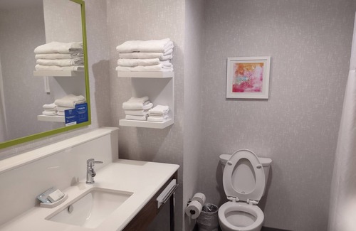 New Stanton Hotel | Ideal Stay at Hampton Inn & Suites Pittsburgh New Stanton