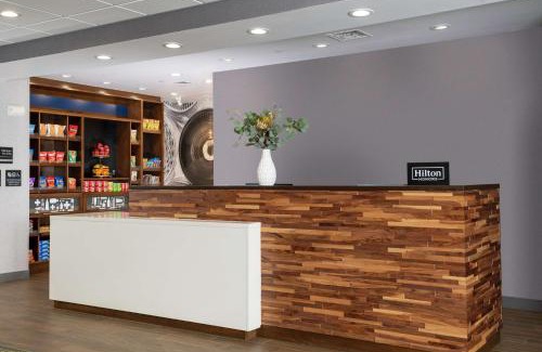New Stanton Hotel | Inviting Hampton Inn & Suites Pittsburgh: Family-Friendly Stay