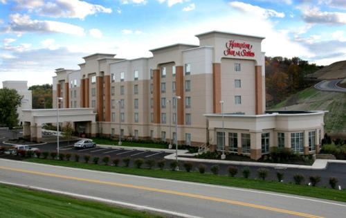 Strabane Hotel | Ideal Getaway at Hampton Inn & Suites Pittsburgh-Meadow Lands