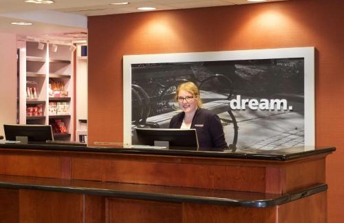 Strabane Hotel | Ideal Getaway at Hampton Inn & Suites Pittsburgh-Meadow Lands