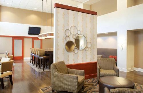 Strabane Hotel | Ideal Getaway at Hampton Inn & Suites Pittsburgh-Meadow Lands