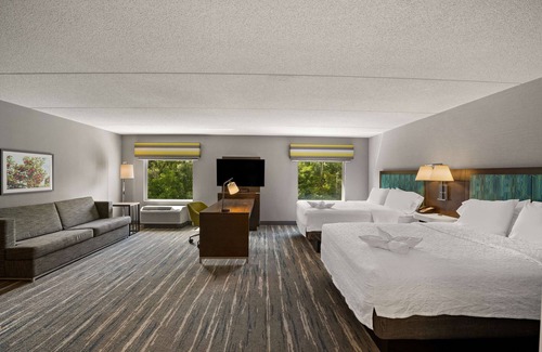 Crown Heights Hotel | Discover Hampton Inn & Suites Poughkeepsie with Pool & Spa