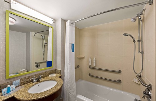 Crown Heights Hotel | Discover Hampton Inn & Suites Poughkeepsie with Pool & Spa