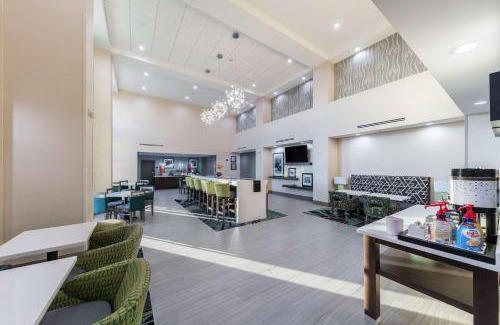 Lusta Hotel | Discover Hampton Inn & Suites Pryor - Family-Friendly Retreat