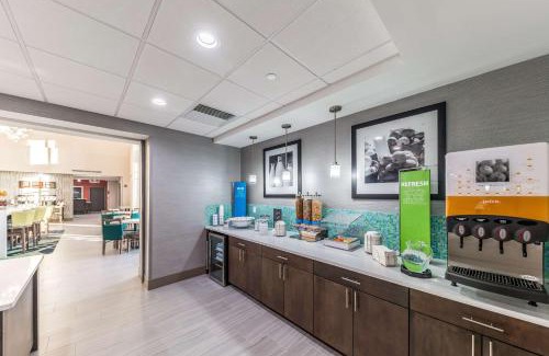 Lusta Hotel | Discover Hampton Inn & Suites Pryor - Family-Friendly Retreat