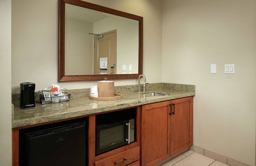 Southeast Salem Hotel | Guest Rated: 9.4 at Hampton Inn & Suites Salem, OR