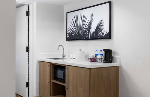 Isla Verde Hotel | Experience Comfort at Hampton Inn & Suites San Juan