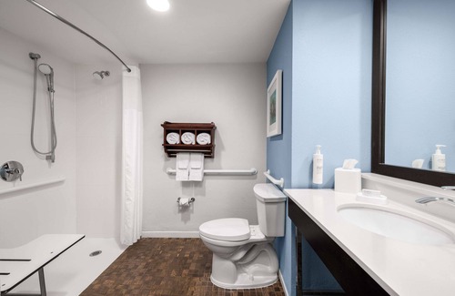 Isla Verde Hotel | Experience Comfort at Hampton Inn & Suites San Juan