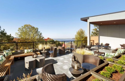 Renton Hotel | Explore Hampton Inn & Suites Seattle/Renton: Pet-Friendly Stay