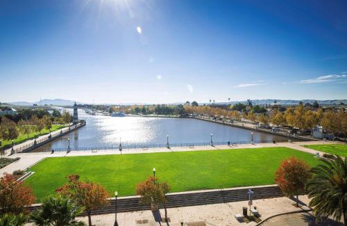 Fairfield Hotel | Pet-Friendly Hampton Inn & Suites by Suisun City Waterfront
