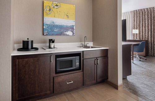 Teaneck Hotel | Discover Hampton Inn & Suites Teaneck Glenpointe with Pool
