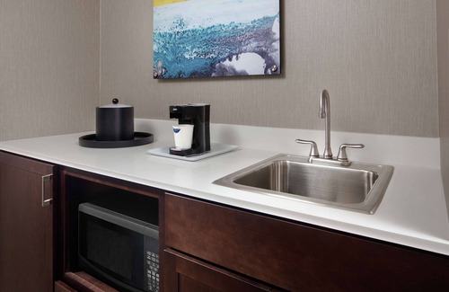 Teaneck Hotel | Discover Hampton Inn & Suites Teaneck Glenpointe with Pool