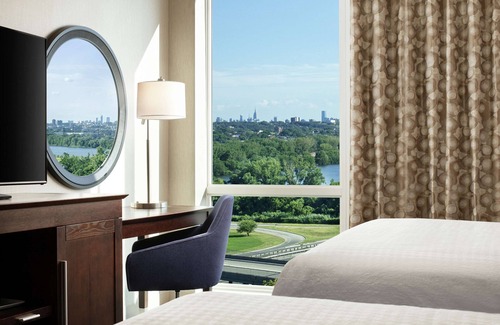 Teaneck Hotel | Discover Hampton Inn & Suites Teaneck Glenpointe with Pool