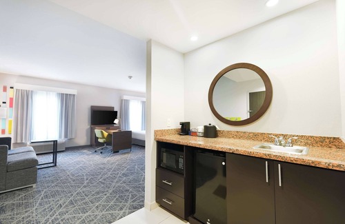 Tulsa Hotel | Inviting Hampton Inn & Suites Tulsa/Central with Pool & Spa