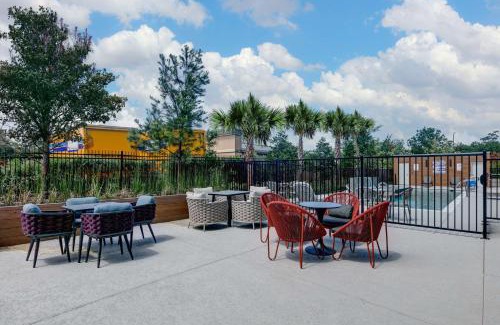 The Woodlands Hotel | Ideal Getaway at Hampton Inn & Suites in Shenandoah