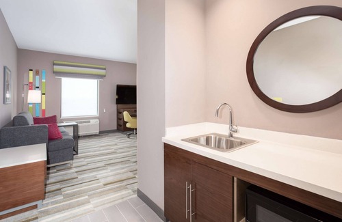 Watsonville Hotel | Discover Hampton Inn & Suites Watsonville: Family-Friendly Stay