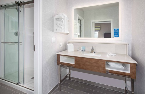 Watsonville Hotel | Discover Hampton Inn & Suites Watsonville: Family-Friendly Stay