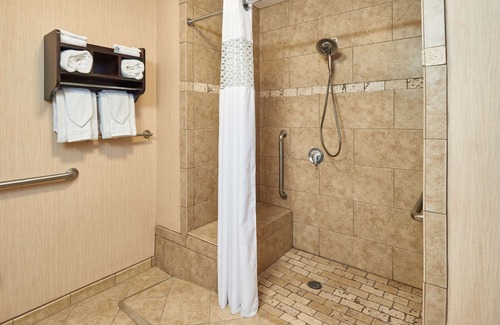 Waco Hotel | Welcoming Hampton Inn & Suites Waco-South with Pool & Spa
