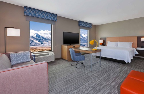 Wells Hotel | Discover the Hampton Inn & Suites Wells: Guest Rated 9.4